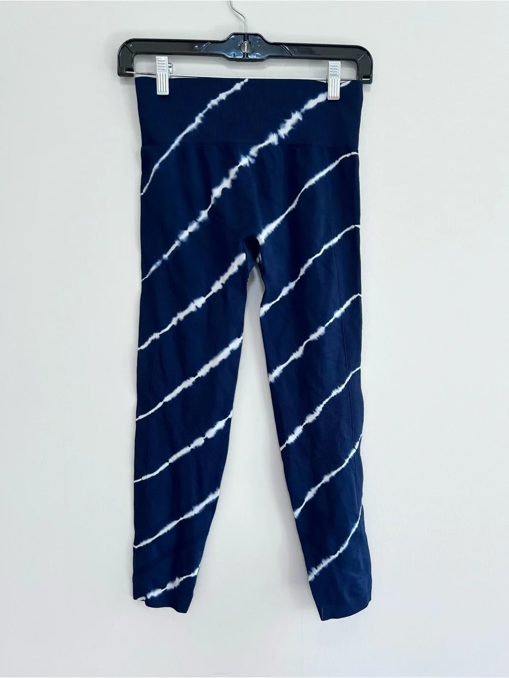 Tory Burch Tory Sport Shibori Tie-Dye Seamless 7/8 Legging in Navy Blue/White, M